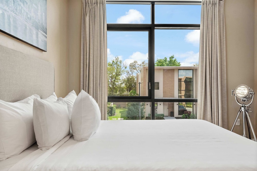Minutes to Disney Chic Dream Villa With Stunning Patio and Resort Perks