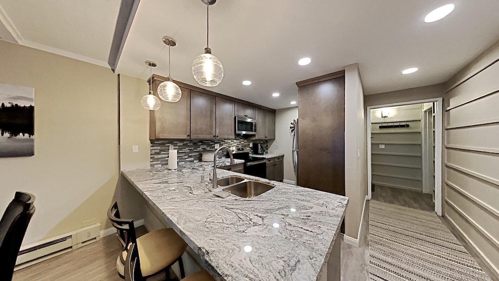 Spacious 2 BR Units at 1849 Condos With Free Pool, Parking & Wifi