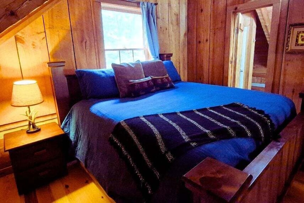 The Fur Traders Cabin- Pigeon Forge 2 Bedroom Cabin