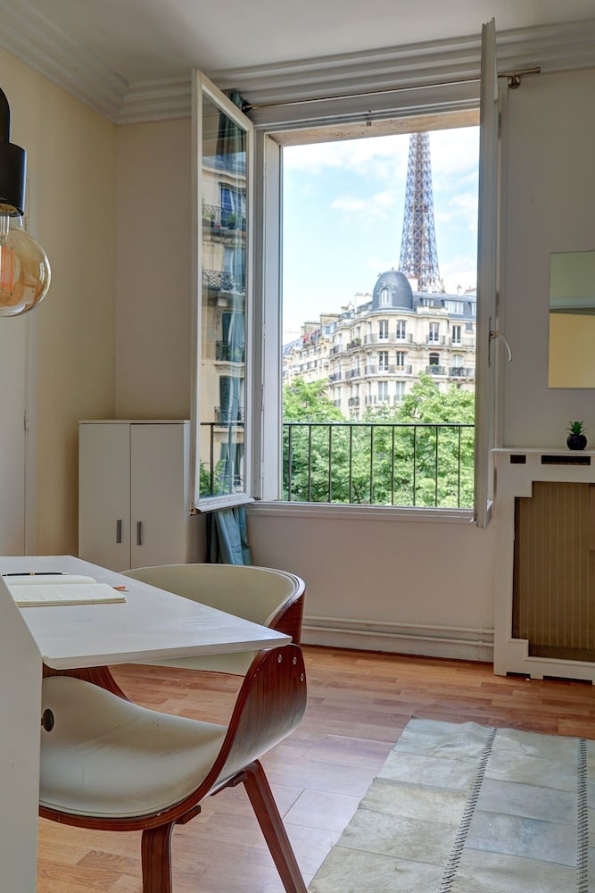 Elegant 1BR Near Eiffel & Champ de Mars