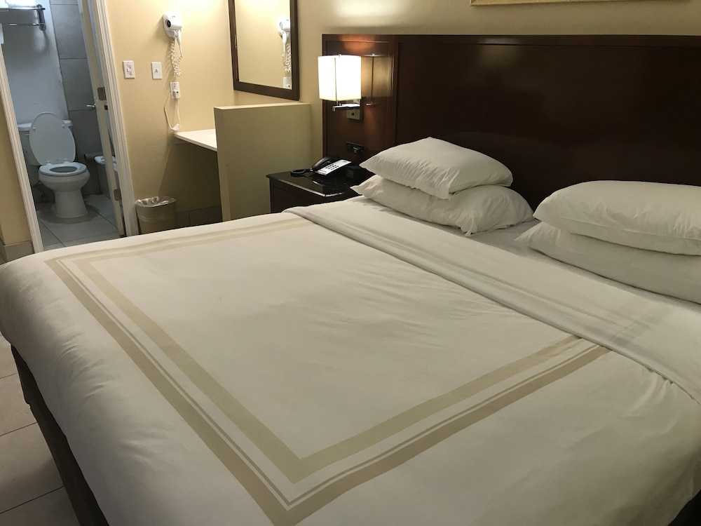Hometown Inn & Suites