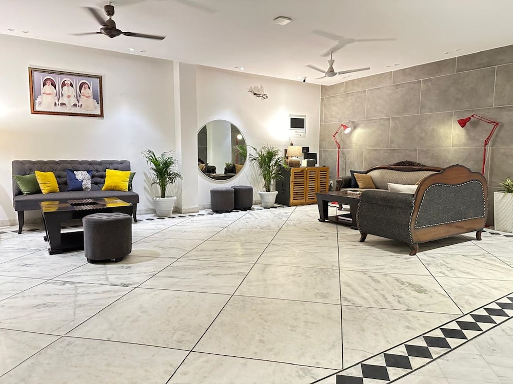 Divine Inn Hotel Rajouri Gardan