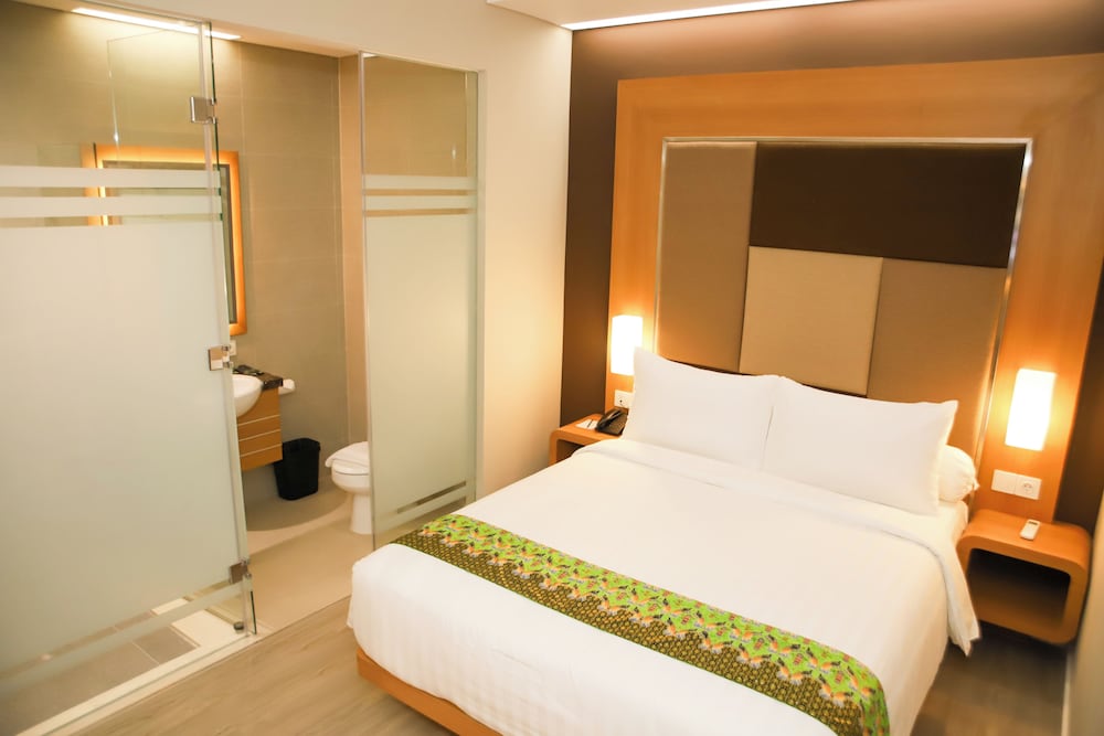 Front One Hotel Papua Lestari