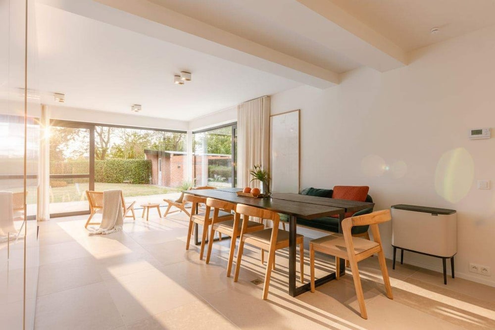 Charming Chic Stay With Garden Views Parking