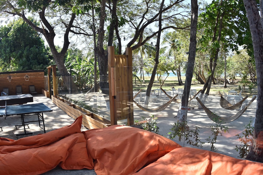 Casa Aura Beachfront Premium Hostel