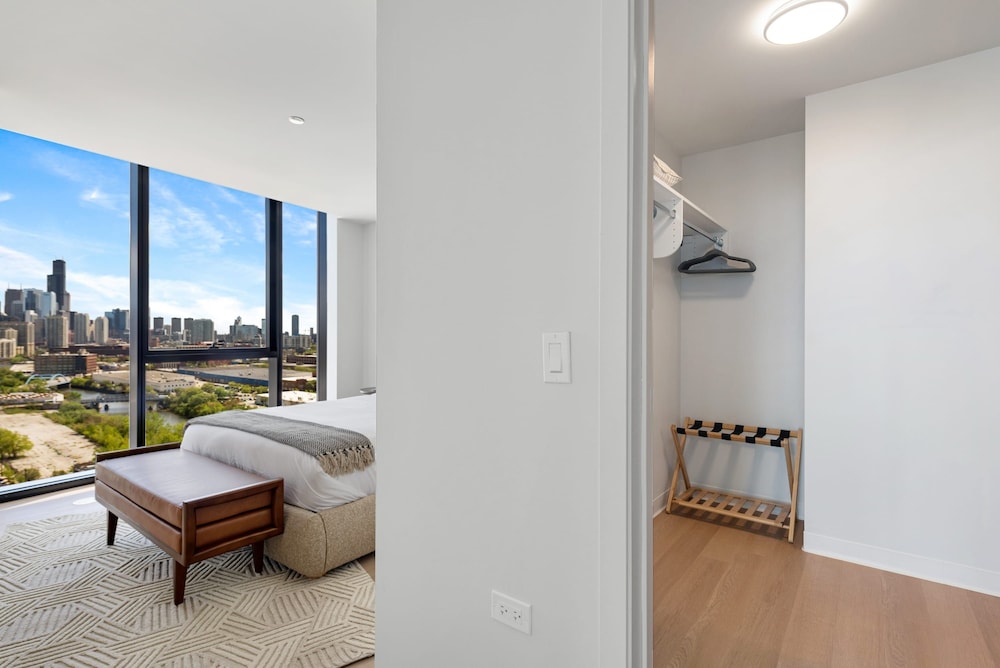 Lincoln Park Oasis Safe Stay Balcony Views