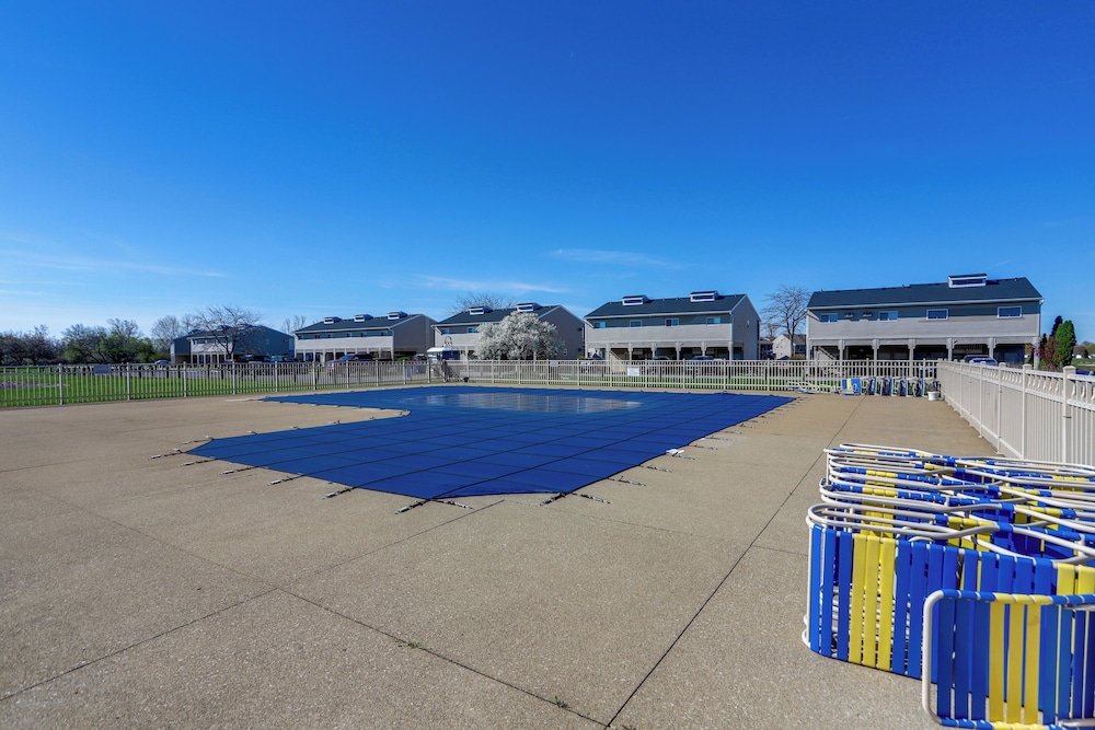 Boat Slip & Pool Access: Oak Harbor Haven!