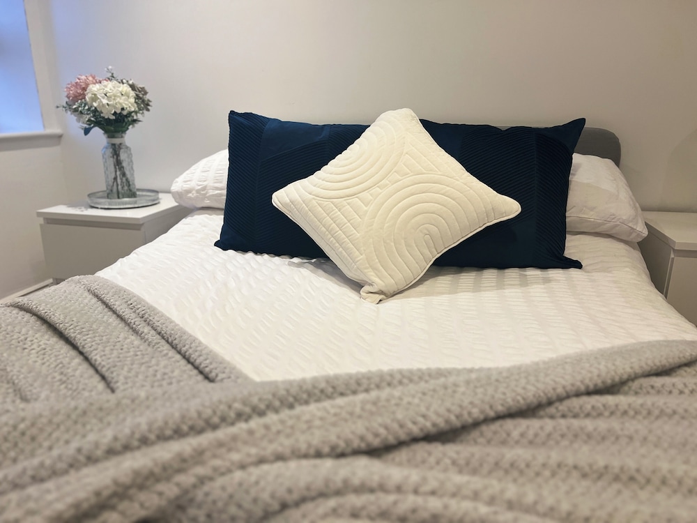 HU1 Hull City Centre Modern Apartment H9 view 4