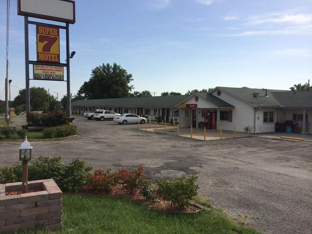 Super 7 Motel Sedalia