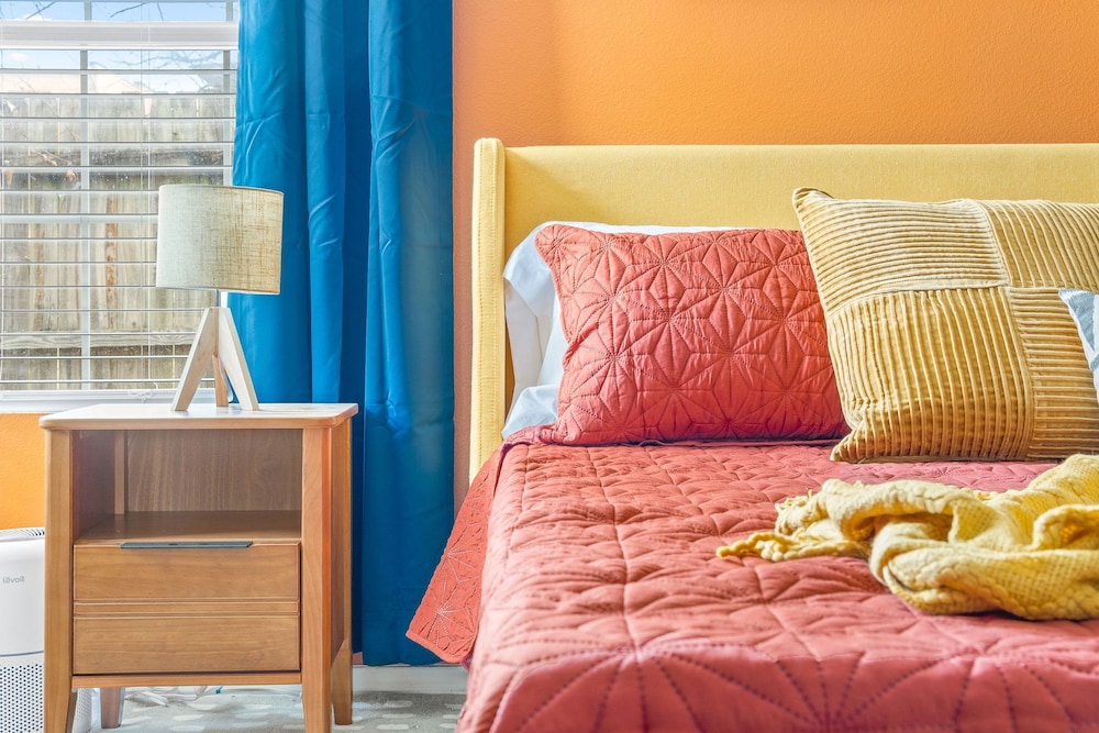 Dallas Retro House King Bed Backyard