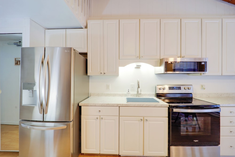 < 1 Mi to Beech Mountain Resort: Comfy Condo