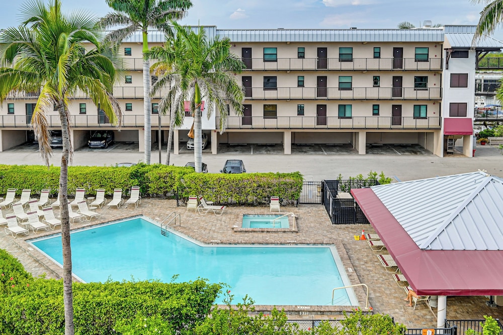 Steps to Naples Bay & Tin City: Condo w/ Pool!
