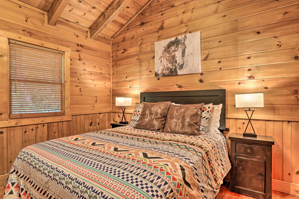 Cabin w/ Hot Tub + Deck, 3 Mi to Pigeon Forge view 5