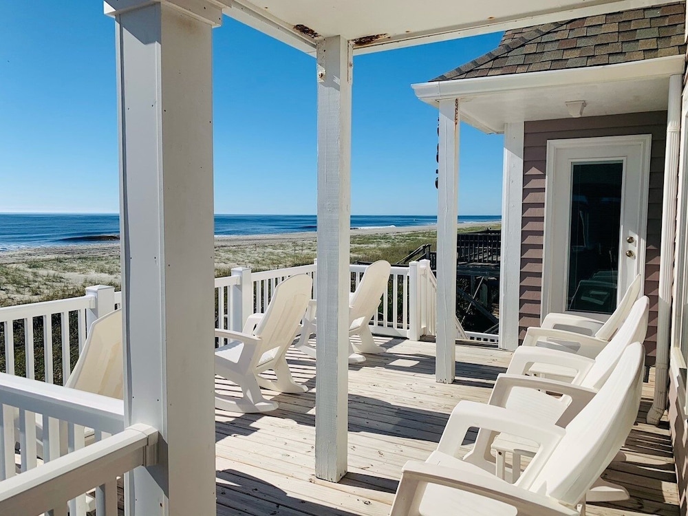 License To Chill 4 Bedroom Home by RedAwning