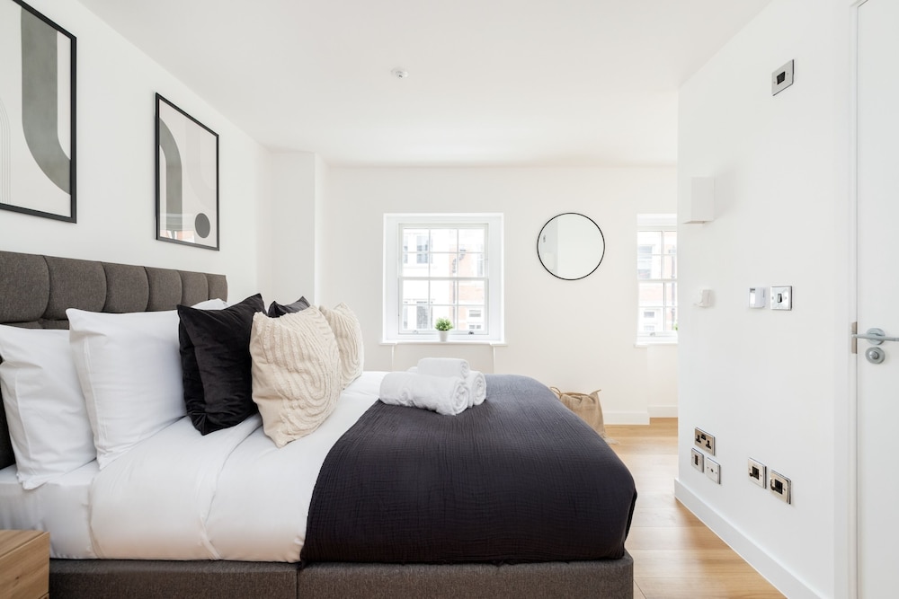 Modern 2BR 2BA with Balcony by Soho