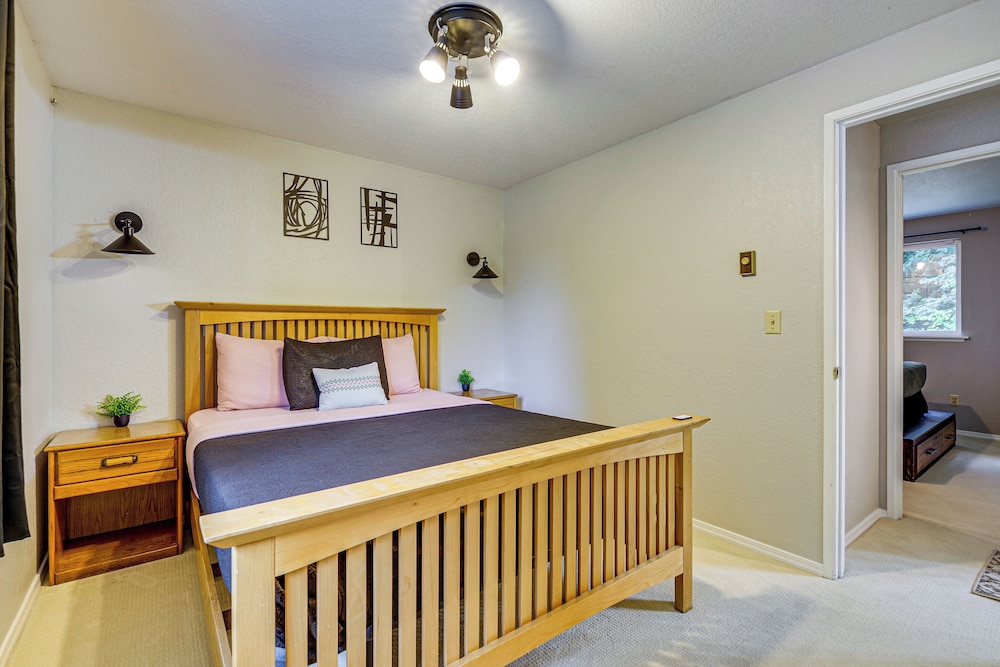 Walk to Lake Stevens: Duplex w/ Fire Pit!