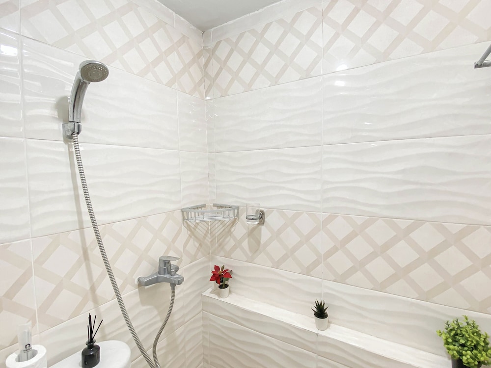 White Accent 1Br Near Mall At Bassura City Apartment