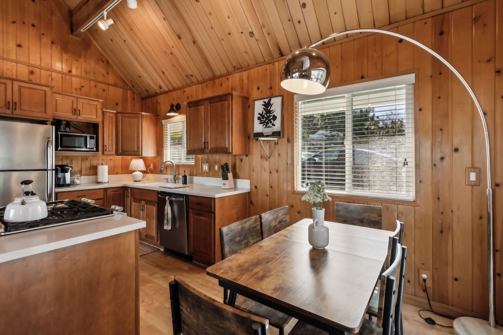The Volpe Den 3 Bedroom Cabin