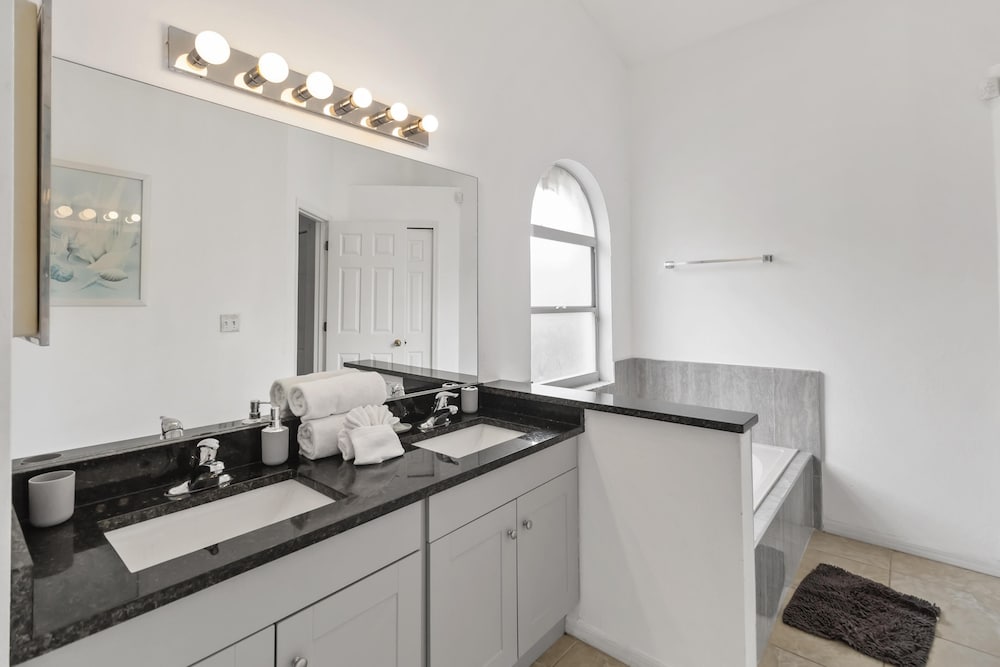 Amazing 4/3 House With Private Pool, Near Disney! view 4