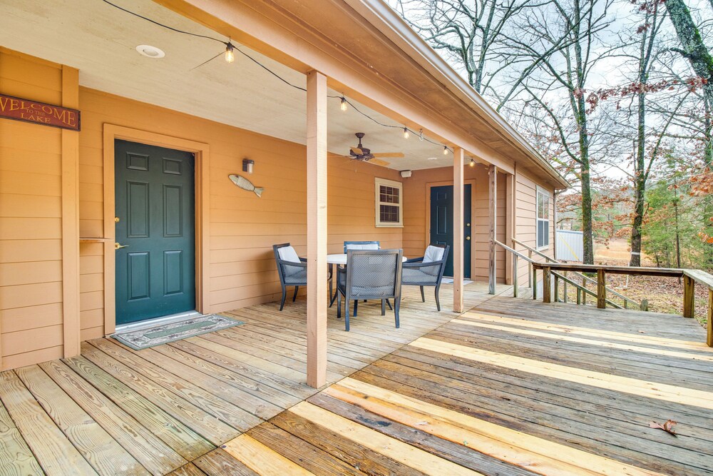 Norfork Lake Access: Cabin w/ Deck & Water View!