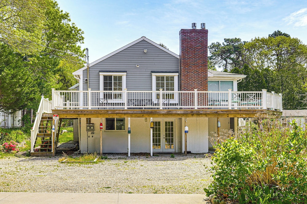 3 Mi to Mashpee Commons: Family Home w/ Fireplace