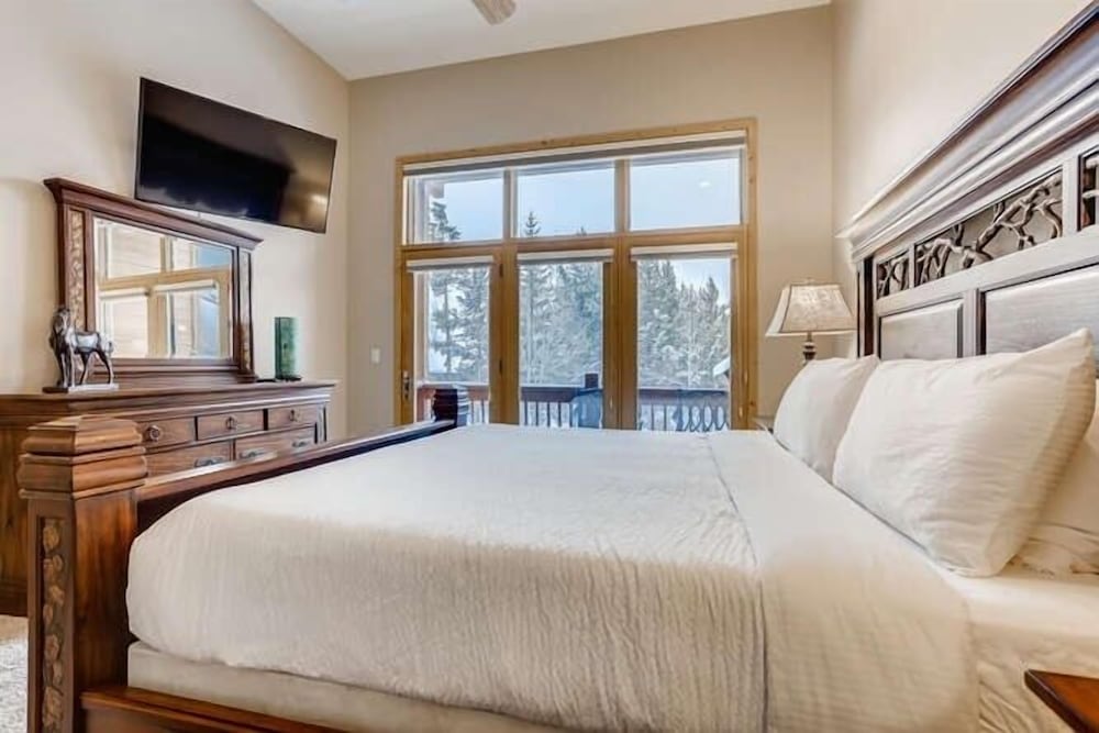 Perfect For Your Family Vacay With Private Hot Tub! 4 Bedroom Home by RedAwning view 4