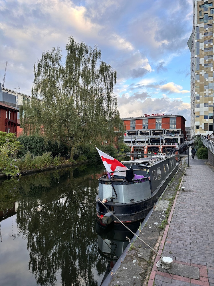 Charming Birmingham Apartment With Mini Balcony and Wifi With a Free Parking
