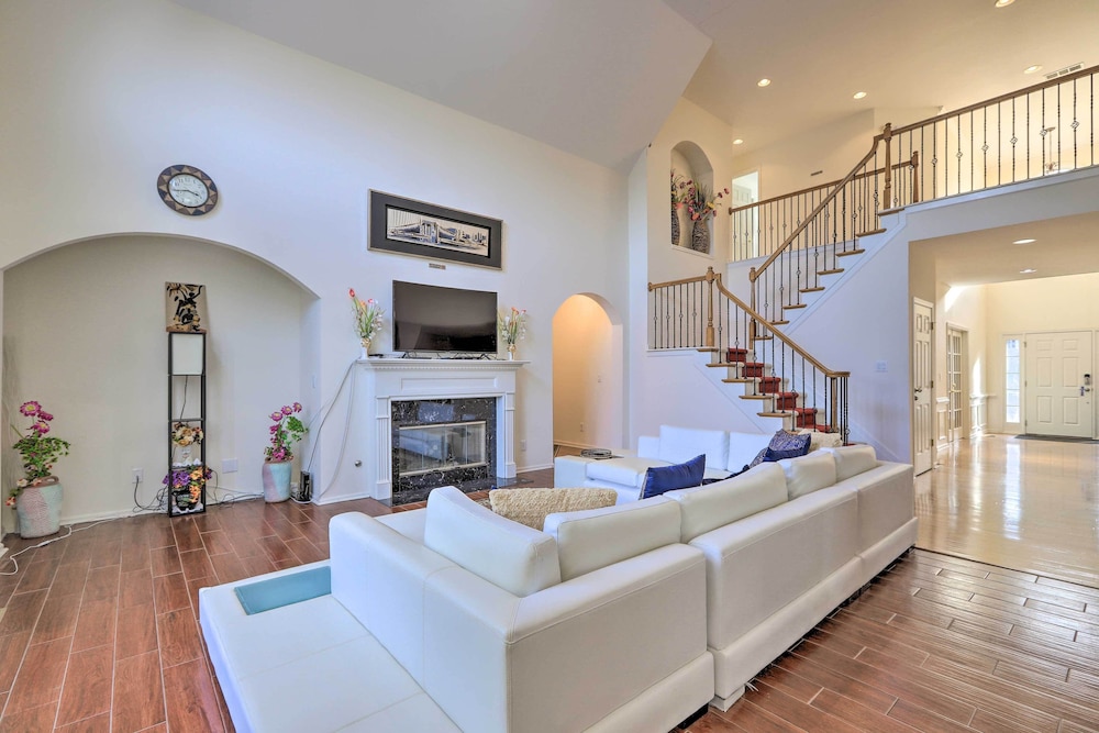 Spacious Atlanta Home w/ Deck & Seasonal Pool!