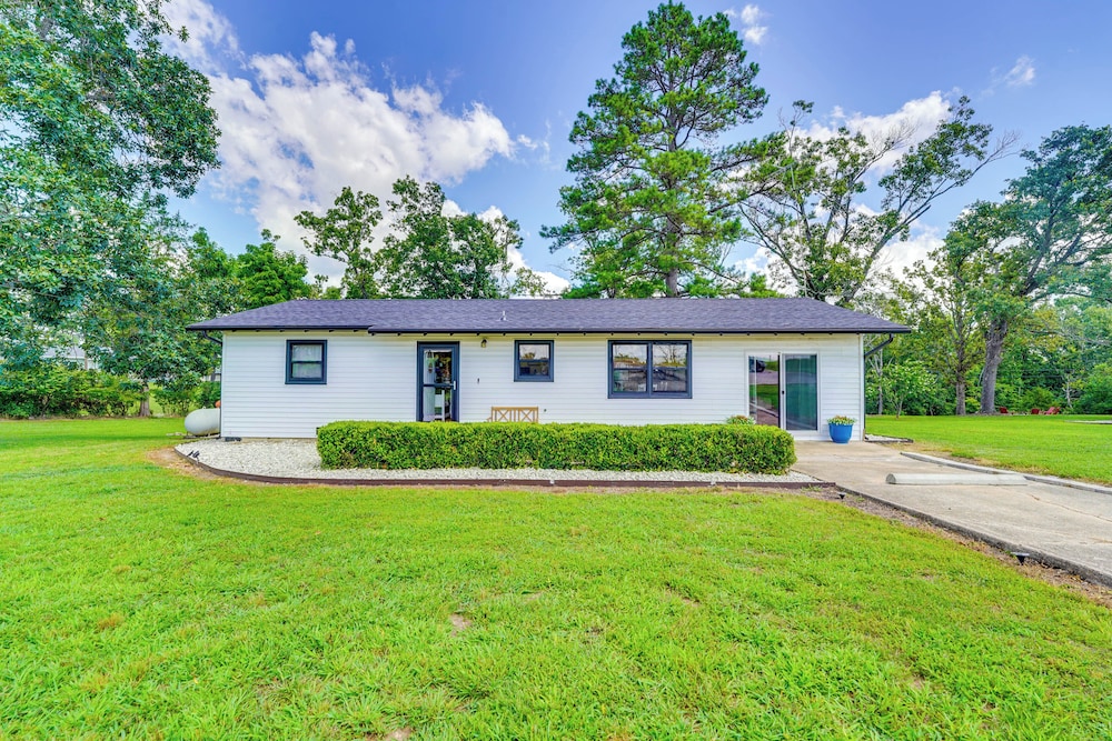 Near Table Rock Lake: Family Home w/ Deck & Views