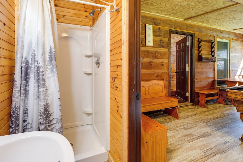 Rustic, Woodsy Cabin in Palestine w/ Pool Table!