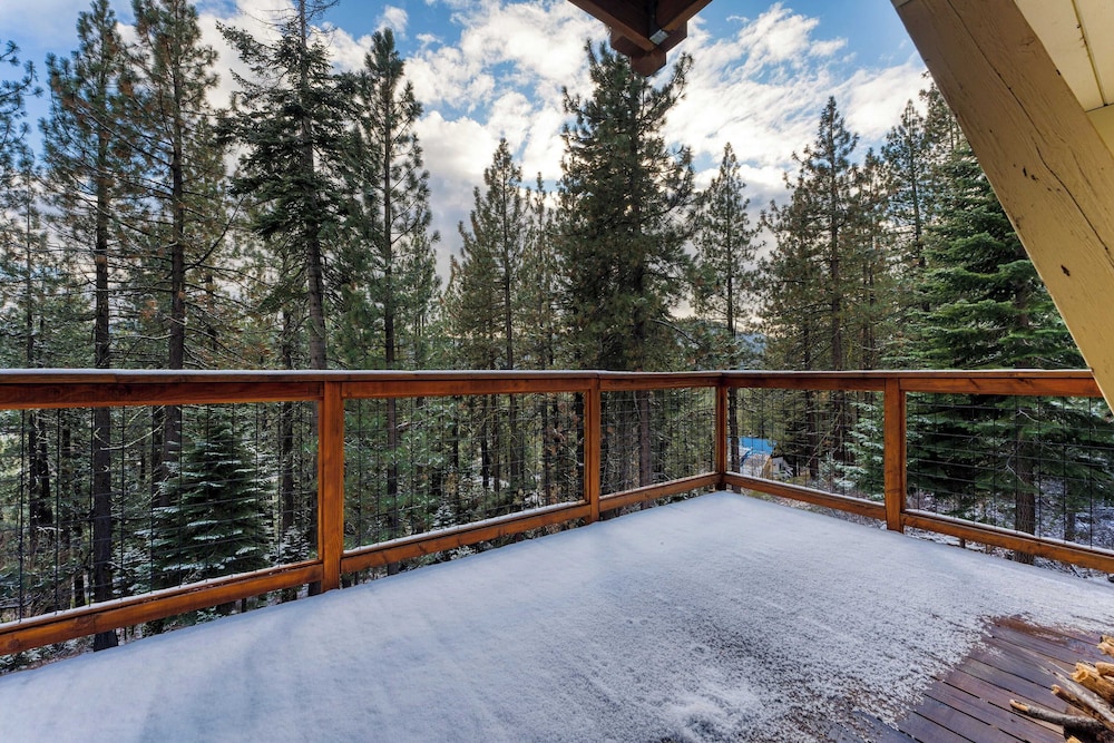 Jeffrey Pines Lofted Cabin, Minutes to Lake A-frame-inspired Design, Deck