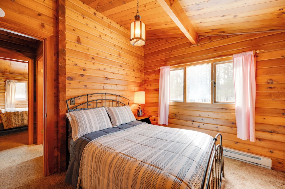 Hike & Ski: Cabin w/ Fireplace in Franconia!