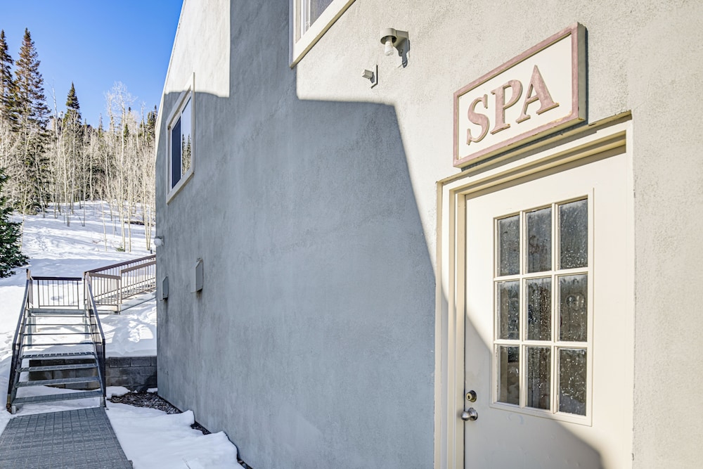 Walk to Giant Steps: Mtn Retreat w/ Hot Tub Access