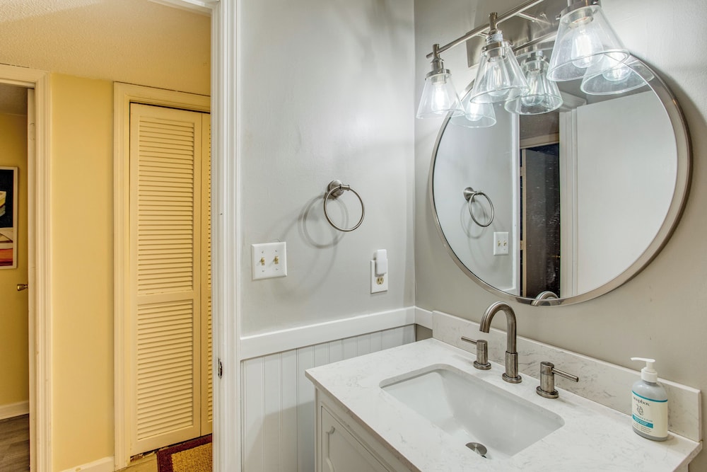 Direct Beach Access! Walkable Condo on Ocean Blvd