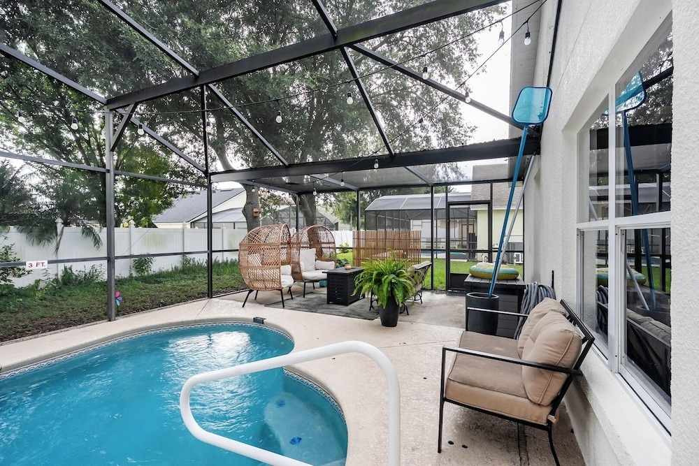 Private King BR + Pool Access Near Disney