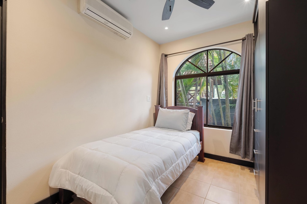Suite 3 - Jaguar Beach & Pool 2 BR Condo