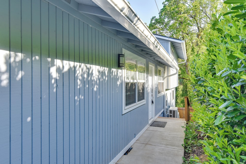 Walk to Dtwn Milwaukie: Family Gem w/ Creek Access