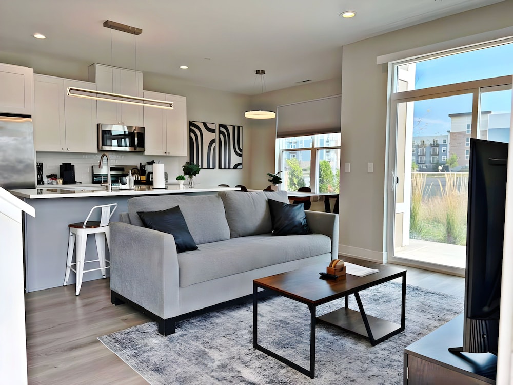 Modern 4BR with Parking - WV rep 4