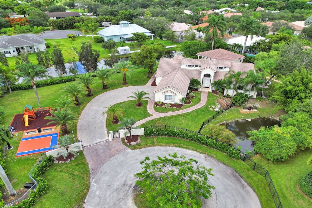 The Grand Luxe 8BR Villa w Pool and Basketball