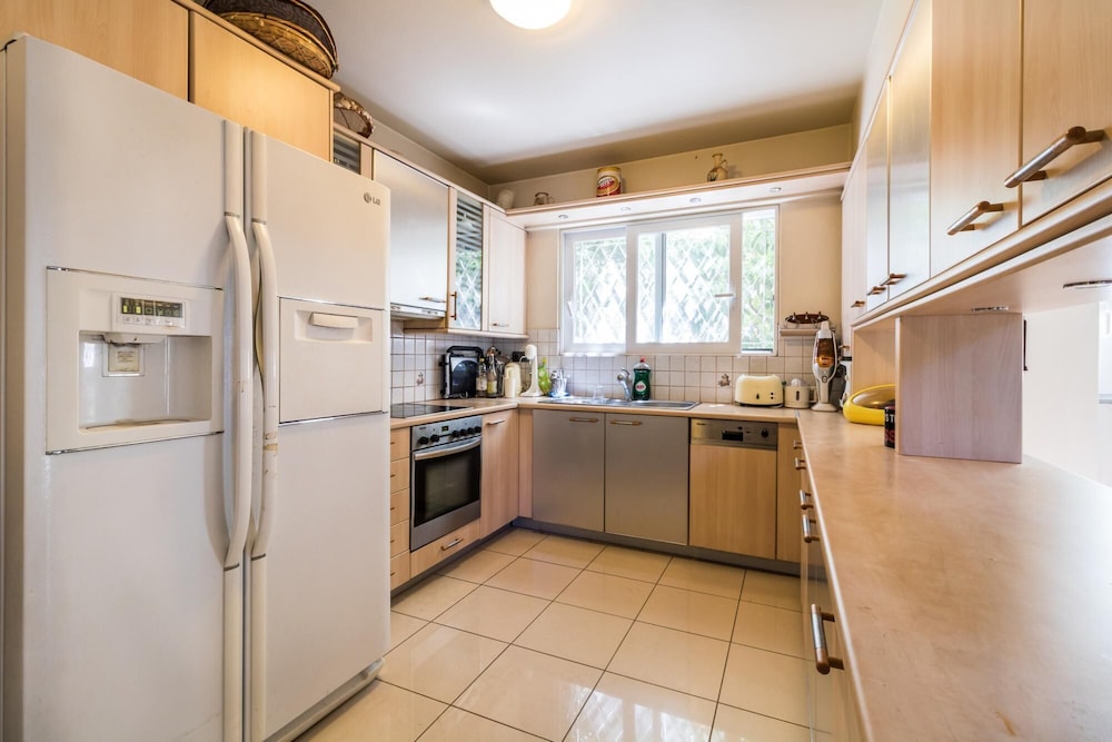 4 bdr Villa With Private Pool in Glyfada photo 3