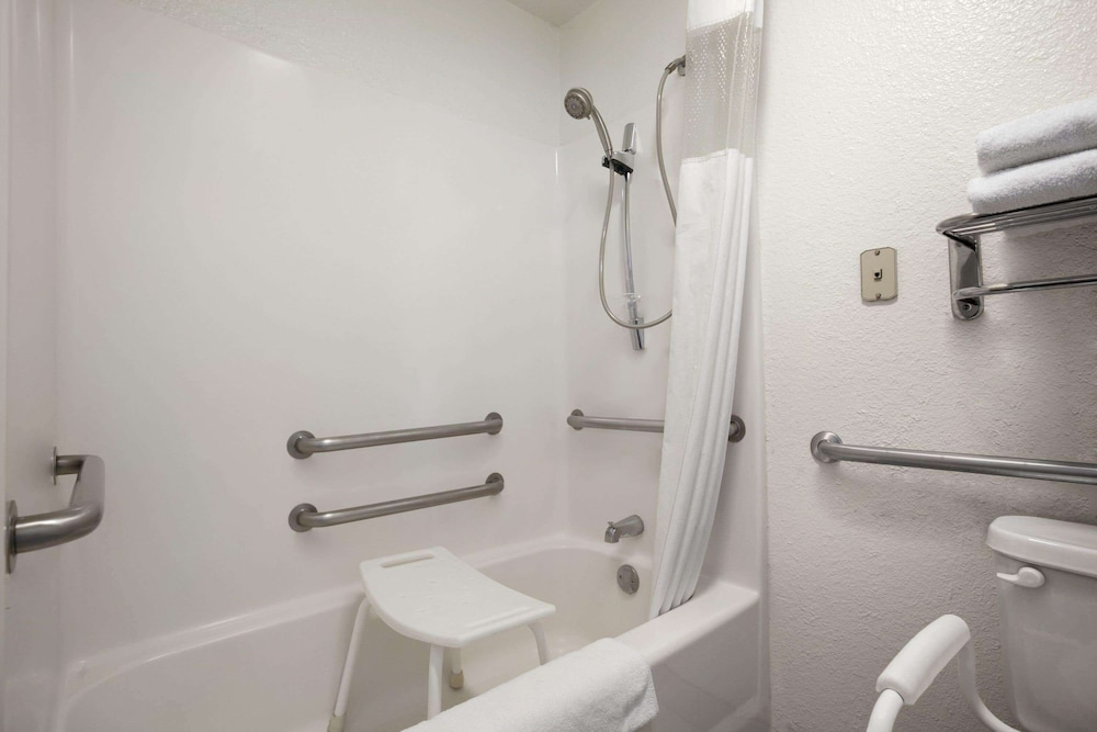 Pendleton Vacations - Travelodge by Wyndham Pendleton OR - Property Image 8
