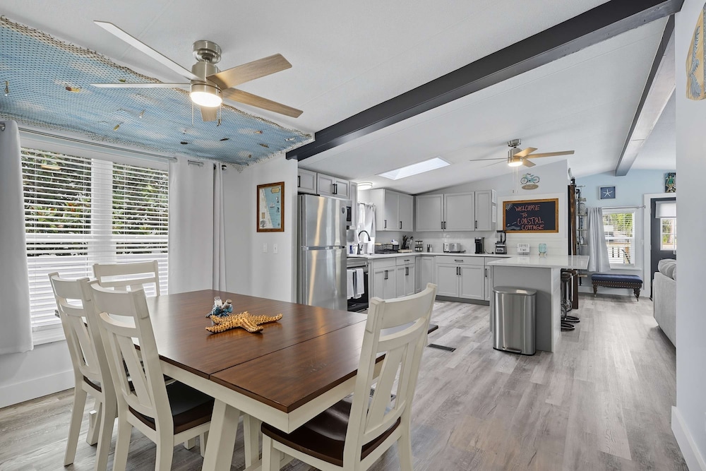 4BR Coastal Pool Cottage Golf Cart Kayaks