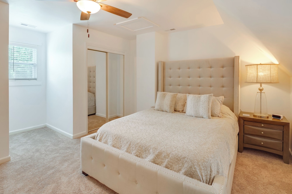 Group Getaway: Lakefront Retreat in Fayetteville!
