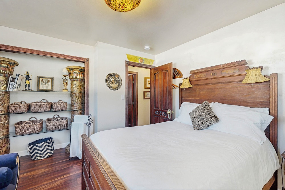 Unique 3br: Mountain Views, Hot Tub & Wood Stove