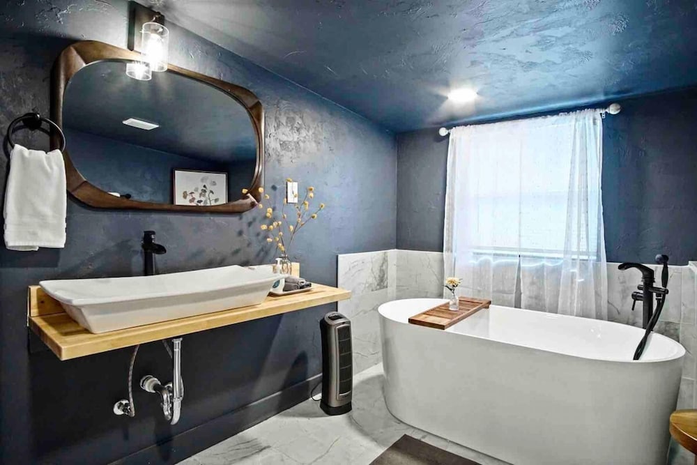 Oklahoma City Vacations - 3-story 6-bedroom 4 Bathrooms 3min-asian Dist - Property Image 2