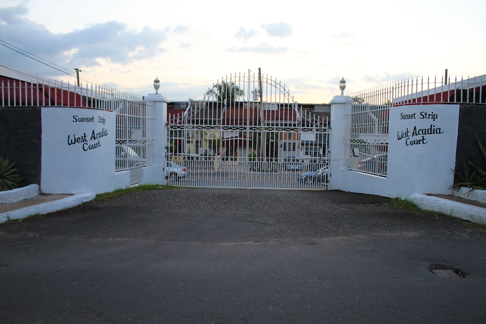 Hotel Sunset Strip Acadia Guest Apartment - Image 1