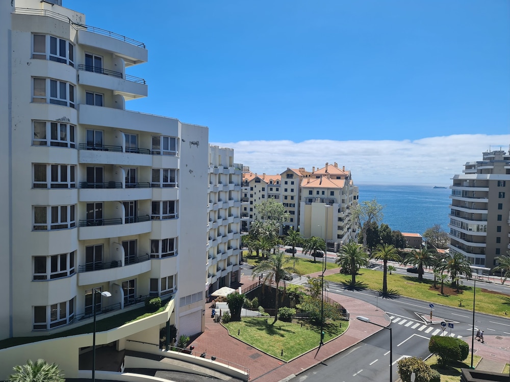 Seaside Escape - 3 Bedroom Apartment Sleeps 6 view 3