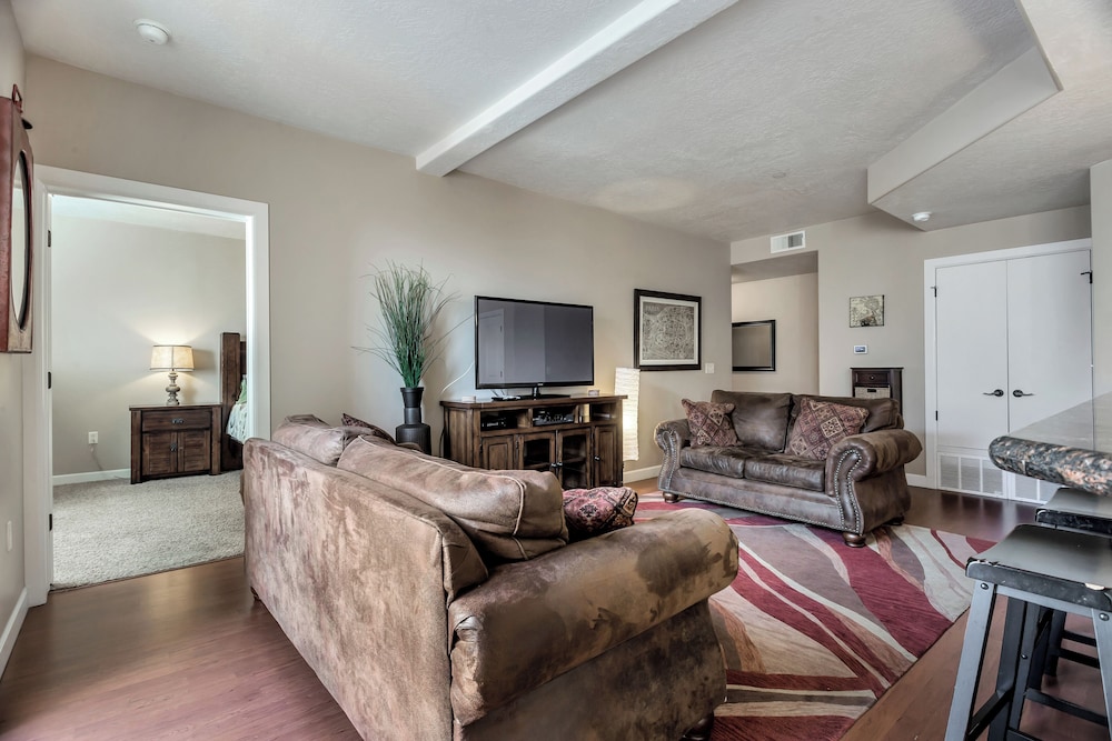Condo Near Convention Center Sleeps 9