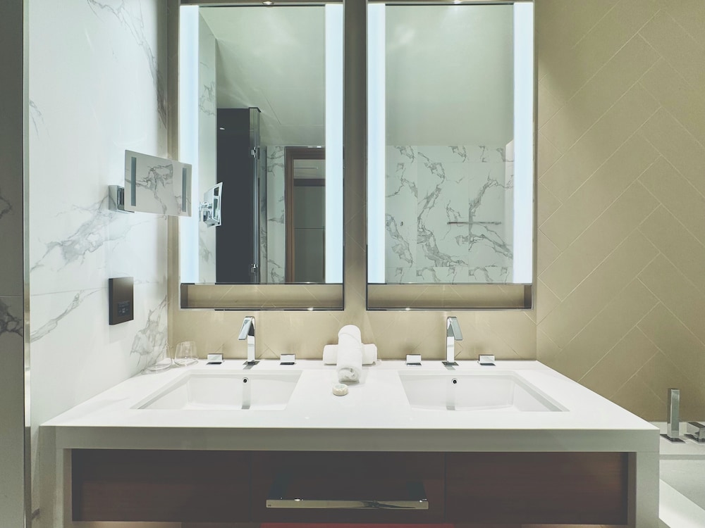 Venduras -Majestic Luxe 2BR Address Opera