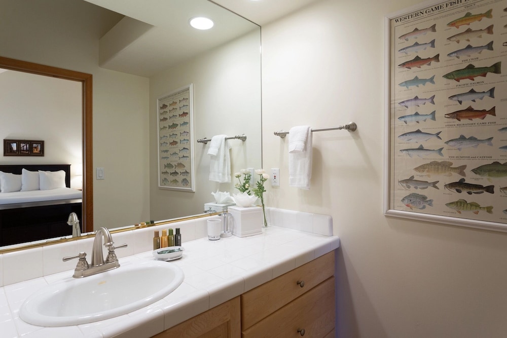 Deer Lake Village at Deer Valley Resort - Four Bedroom Condo with Hot Tub #2477 4 Condo